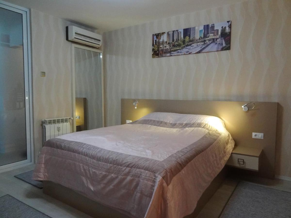 Lvc,Lac & Nyc Apartshotel Faleza Галац Екстер'єр фото